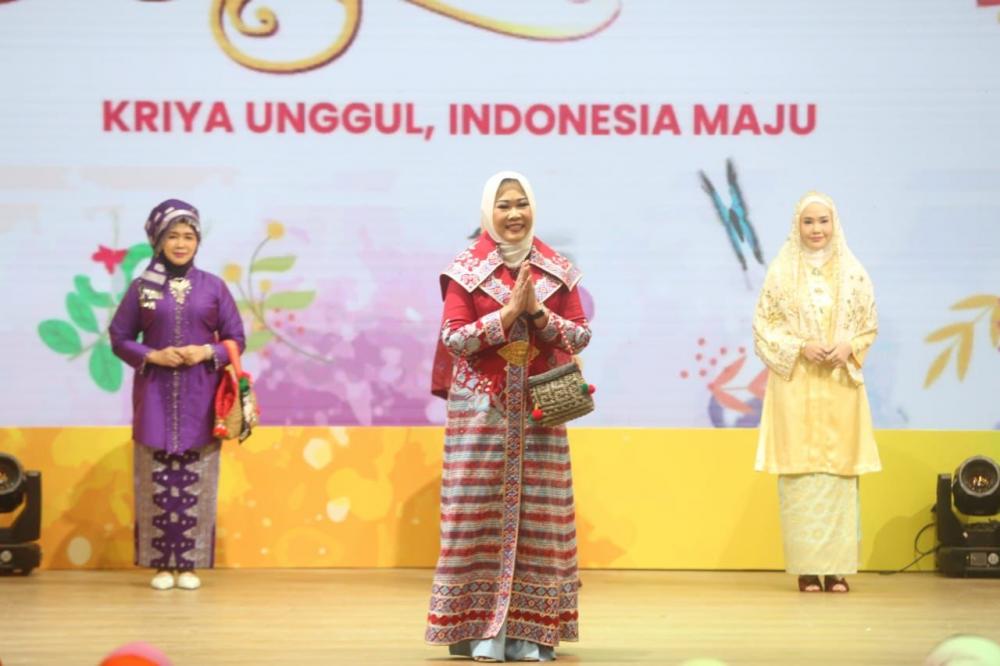 Feby Deru Tampilkan Kain Tajung Khas Sumsel Dalam Ajang Fashion Show dan Pameran Kriyanusa 2023